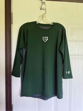 2 / $10 sale: green Under Armour HeatGear 3/4 sleeve baseball shirt silver logo